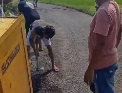 Kesal Jalan Rusak Tak Kunjung Diperbaiki, Pemuda di Jombang Patungan Tambal Aspal Secara Swadaya