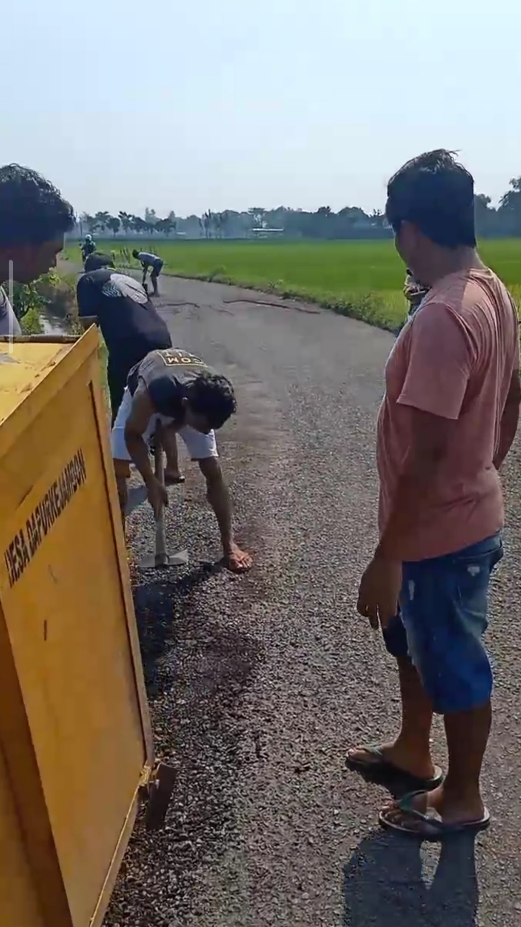 Kesal Jalan Rusak Tak Kunjung Diperbaiki, Pemuda di Jombang Patungan Tambal Aspal Secara Swadaya