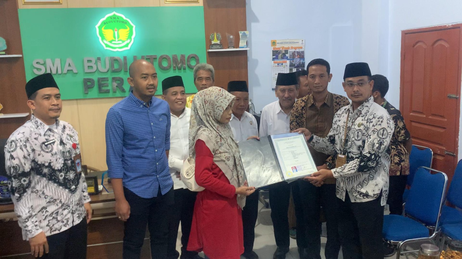 Haru Tangis Ibu Terima Ijazah Anak yang Tertahan Bertahun-tahun di YPBU Gadingmangu, Wali Murid: Anak Sampai Stres karena Tak Punya Ijazah