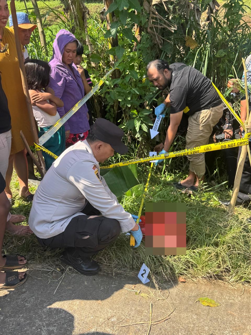 Bayi Laki-laki Ditemukan Meninggal di Pinggir Jalan Karangploso, Polisi Lakukan Penyelidikan