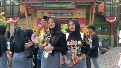 Sentuhan Mawar di Pesta Kebun, Suasana Haru Mewarnai Pelepasan 431 Siswa MAN 1 Lamongan