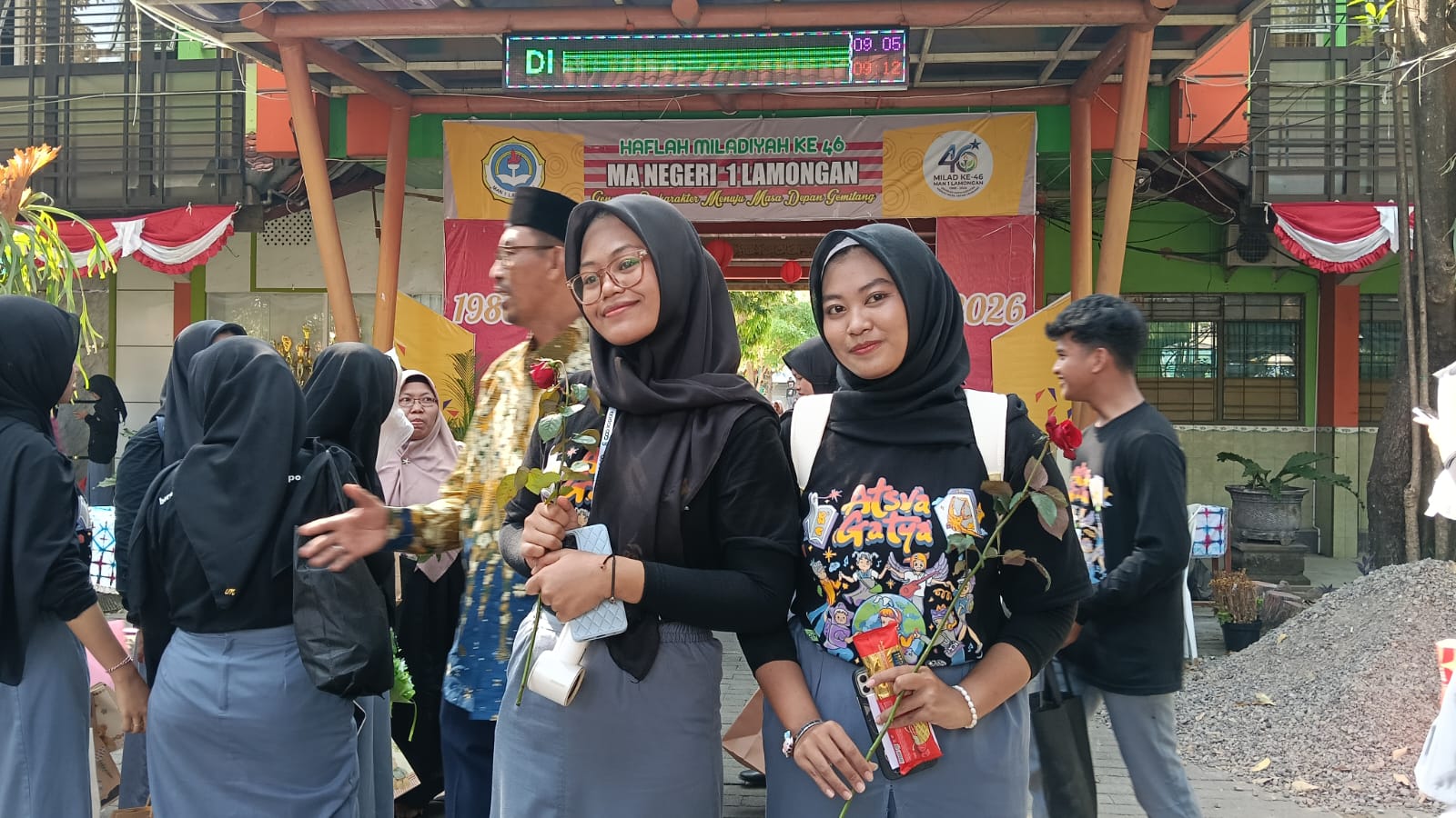 Sentuhan Mawar di Pesta Kebun, Suasana Haru Mewarnai Pelepasan 431 Siswa MAN 1 Lamongan
