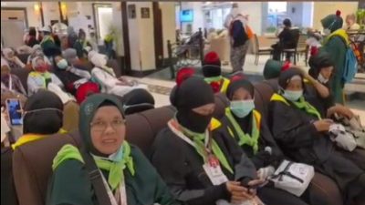 Identitas Unik Jemaah Haji Lamongan, Mawar Merah Jadi Penanda Agar Tak Tersesat di Tanah Suci