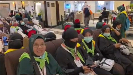 Identitas Unik Jemaah Haji Lamongan, Mawar Merah Jadi Penanda Agar Tak Tersesat di Tanah Suci