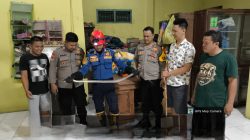 Respon Cepat Layanan 110, Polsek Sukodadi dan Damkar Lamongan Evakuasi Ular Masuk Rumah Warga