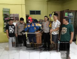 Respon Cepat Layanan 110, Polsek Sukodadi dan Damkar Lamongan Evakuasi Ular Masuk Rumah Warga