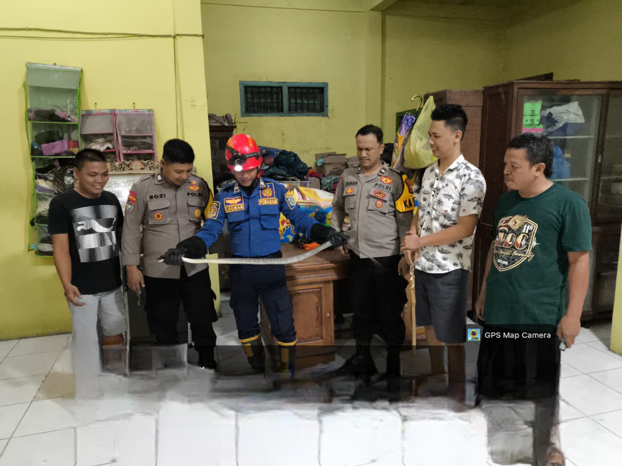 Respon Cepat Layanan 110, Polsek Sukodadi dan Damkar Lamongan Evakuasi Ular Masuk Rumah Warga