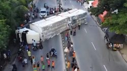 Diduga Sopir Mengantuk, Truk Muatan Sabun Terguling di Jalur Nasional Lamongan–Babat, Arus Lalu Lintas Macet