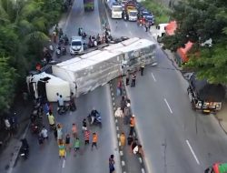 Diduga Sopir Mengantuk, Truk Muatan Sabun Terguling di Jalur Nasional Lamongan–Babat, Arus Lalu Lintas Macet