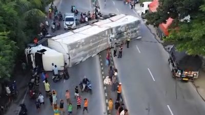 Diduga Sopir Mengantuk, Truk Muatan Sabun Terguling di Jalur Nasional Lamongan–Babat, Arus Lalu Lintas Macet