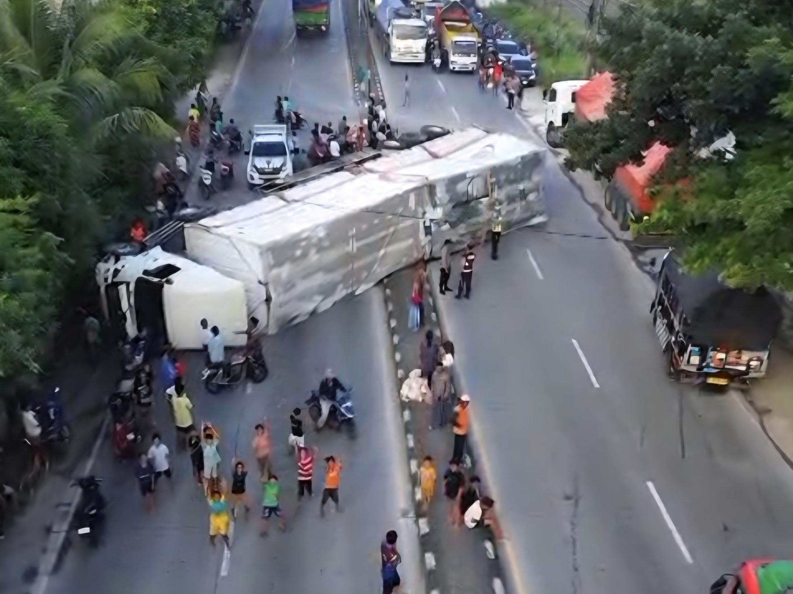Diduga Sopir Mengantuk, Truk Muatan Sabun Terguling di Jalur Nasional Lamongan–Babat, Arus Lalu Lintas Macet