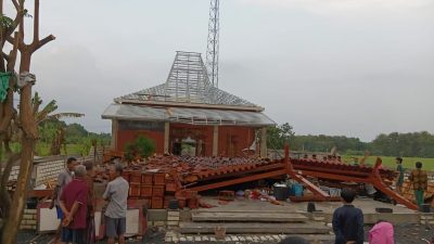 Angin Puting Beliung Terjang Sugio Lamongan, Rumah Joglo Milik Kades Gondanglor Roboh