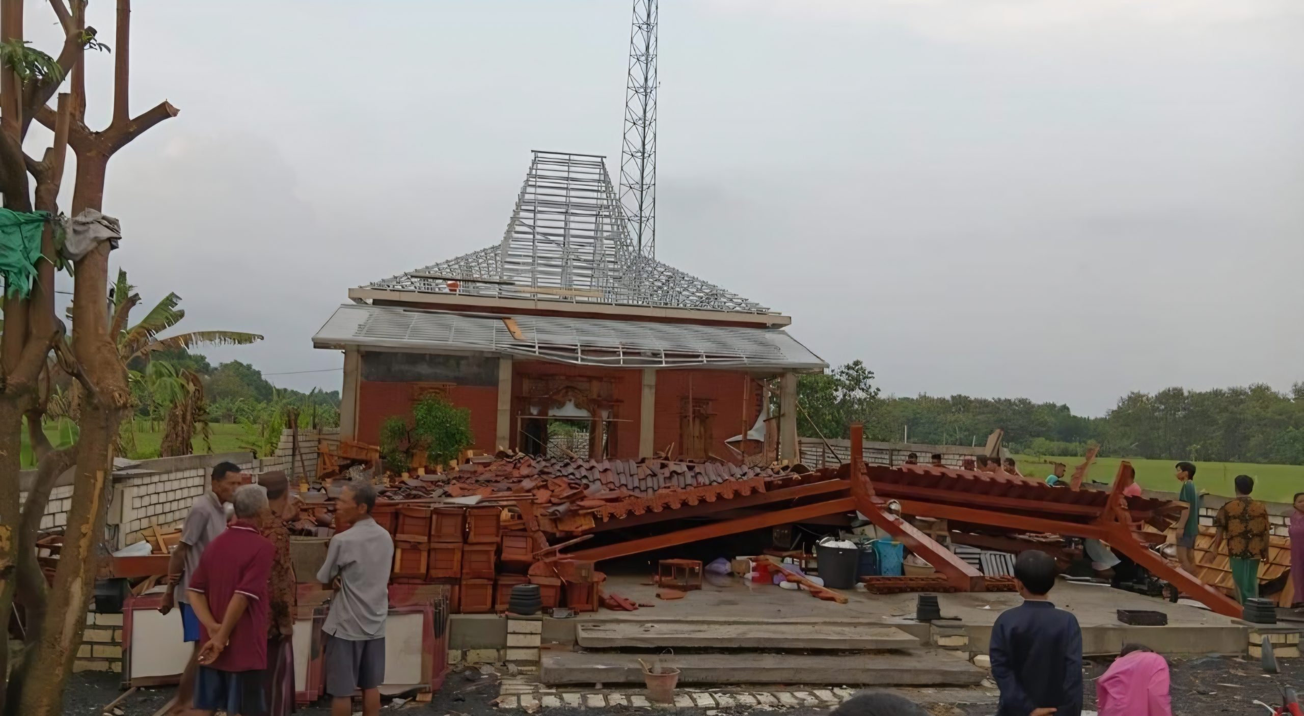 Angin Puting Beliung Terjang Sugio Lamongan, Rumah Joglo Milik Kades Gondanglor Roboh