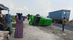 Elf Berisi 15 Penumpang Asal Bojonegoro Terguling di JLU Lamongan, Enam Penumpang Jalani Perawatan