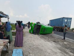 Elf Berisi 15 Penumpang Asal Bojonegoro Terguling di JLU Lamongan, Enam Penumpang Jalani Perawatan