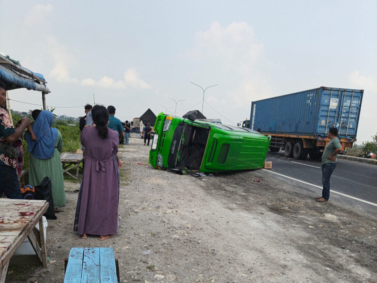 Elf Berisi 15 Penumpang Asal Bojonegoro Terguling di JLU Lamongan, Enam Penumpang Jalani Perawatan