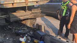Diduga Rem Blong, Dump Tronton Tabrak Motor dan Traffic Light di Pucuk Lamongan, Satu Orang Tewas