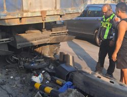 Diduga Rem Blong, Dump Tronton Tabrak Motor dan Traffic Light di Pucuk Lamongan, Satu Orang Tewas