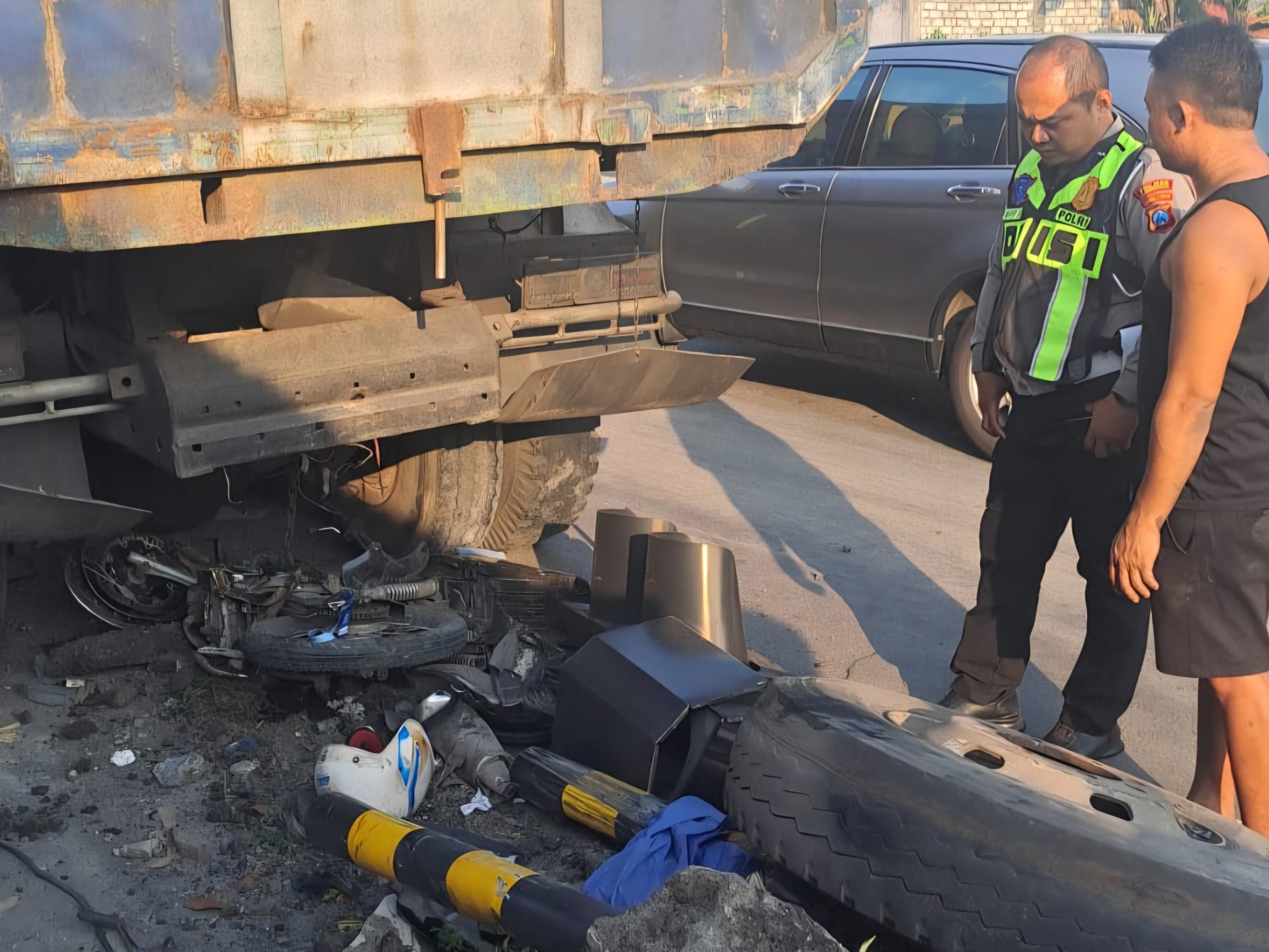 Diduga Rem Blong, Dump Tronton Tabrak Motor dan Traffic Light di Pucuk Lamongan, Satu Orang Tewas
