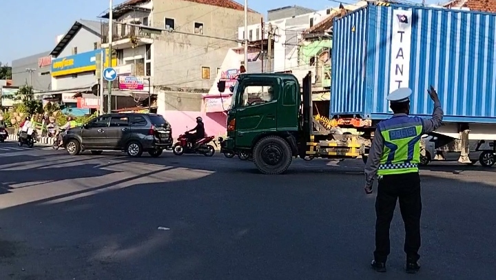 AIPDA Muryadi Intensifkan Pengamanan Lalu Lintas di Simpang Tiga Kodim, Tekankan Disiplin Berkendara