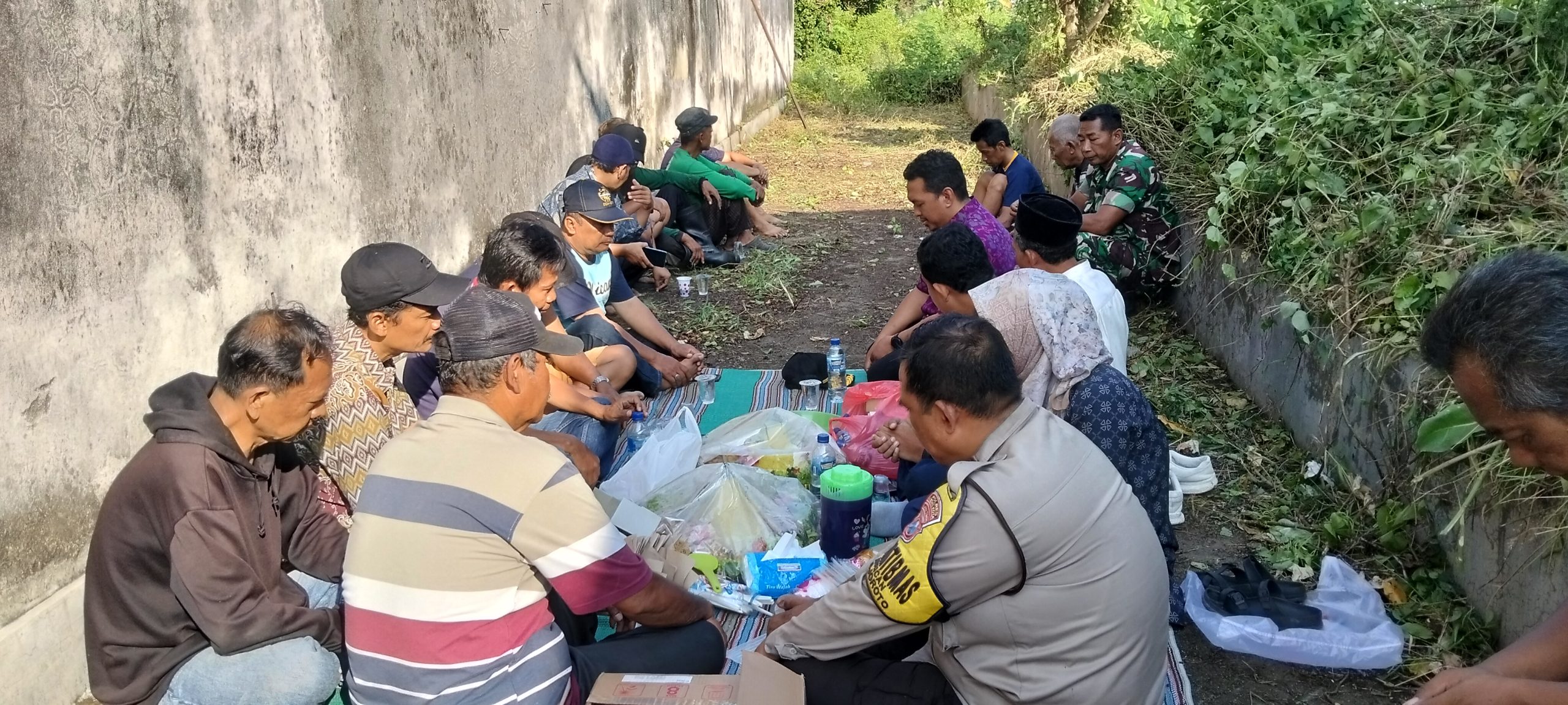 Warga RW 5 Mrican Gotong Royong Buka Akses Jalan Lama Demi Tingkatkan Mobilitas dan Ekonomi