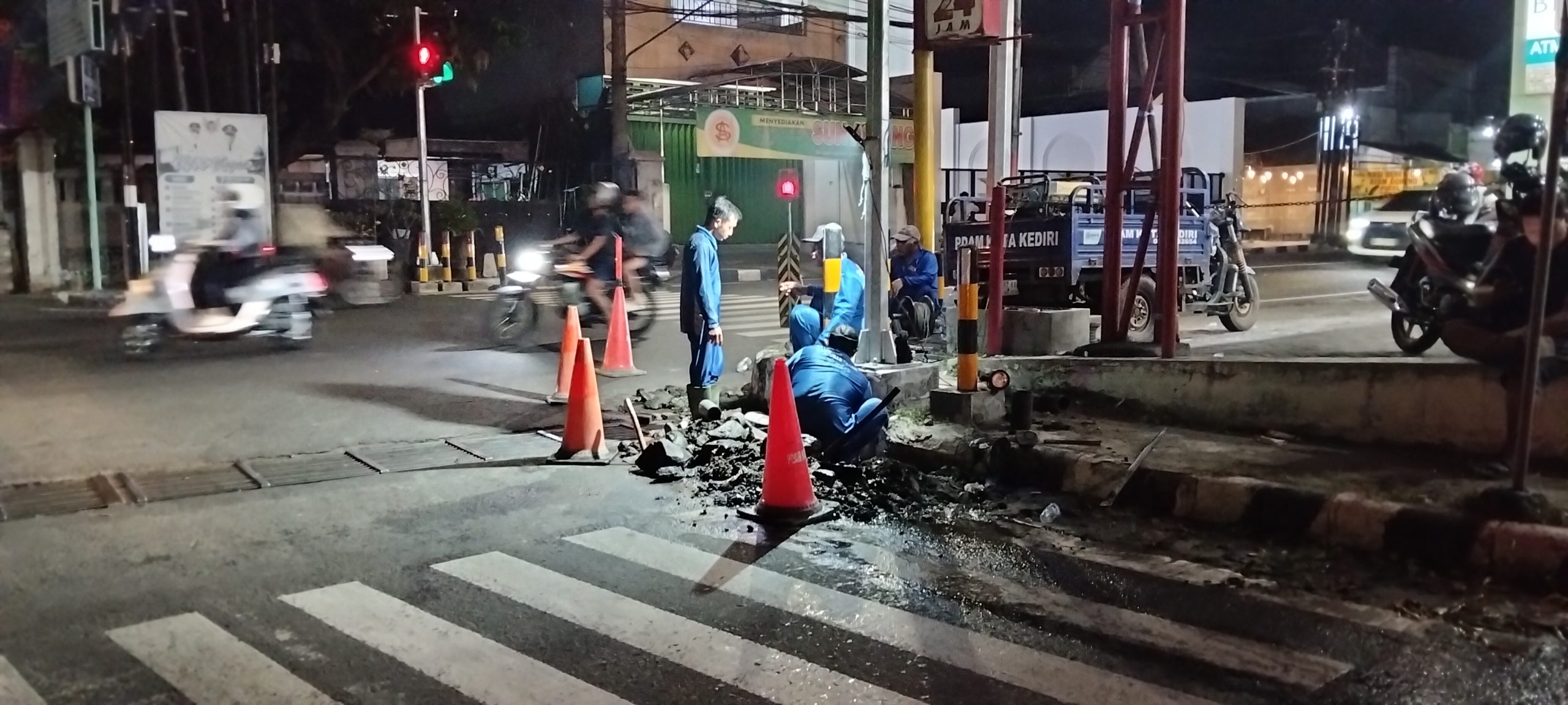PDAM Tirta Dhaha Kediri Gerak Cepat Tangani Kebocoran Pipa di Simpang Empat Letjend Suprapto