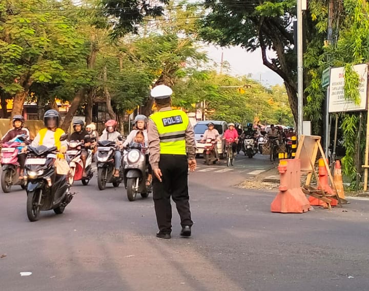 AKP Henry Setiyawan Hadirkan Rasa Aman Lewat Kegiatan “Sapa Pagi” di Simpang Empat Veteran Kota Kediri