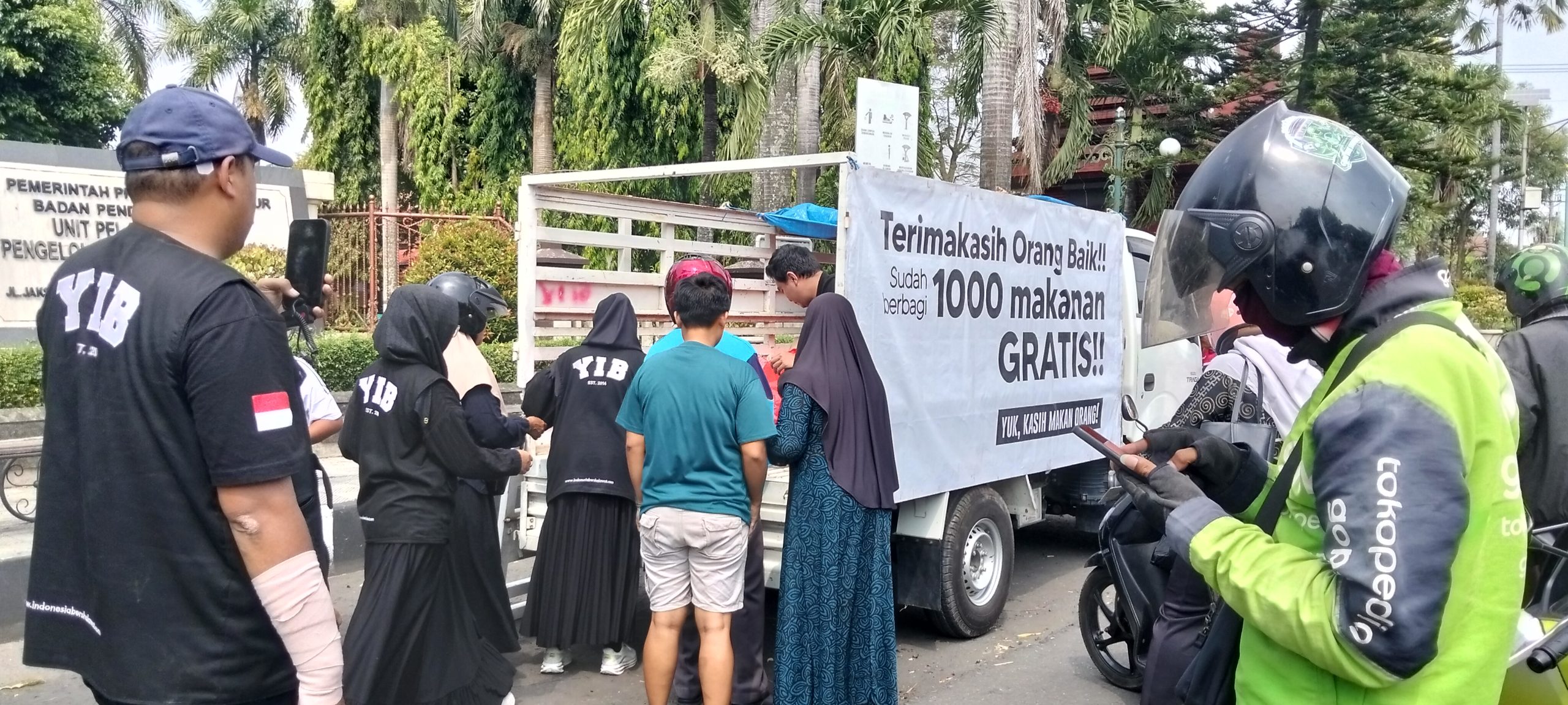 YIB Kediri Bagikan 1.000 Porsi Nasi Gratis di Taman Sekartaji