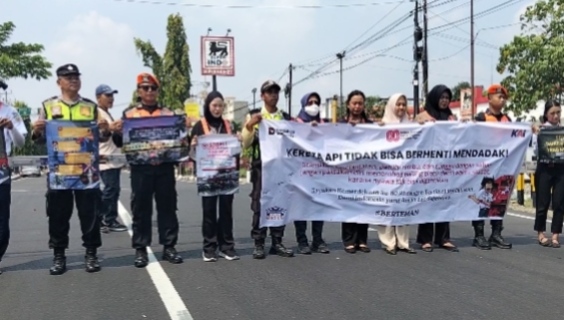 Peringati Harkitnas 2026, KAI Daop 7 Madiun Sosialisasikan Keselamatan di Perlintasan Kediri