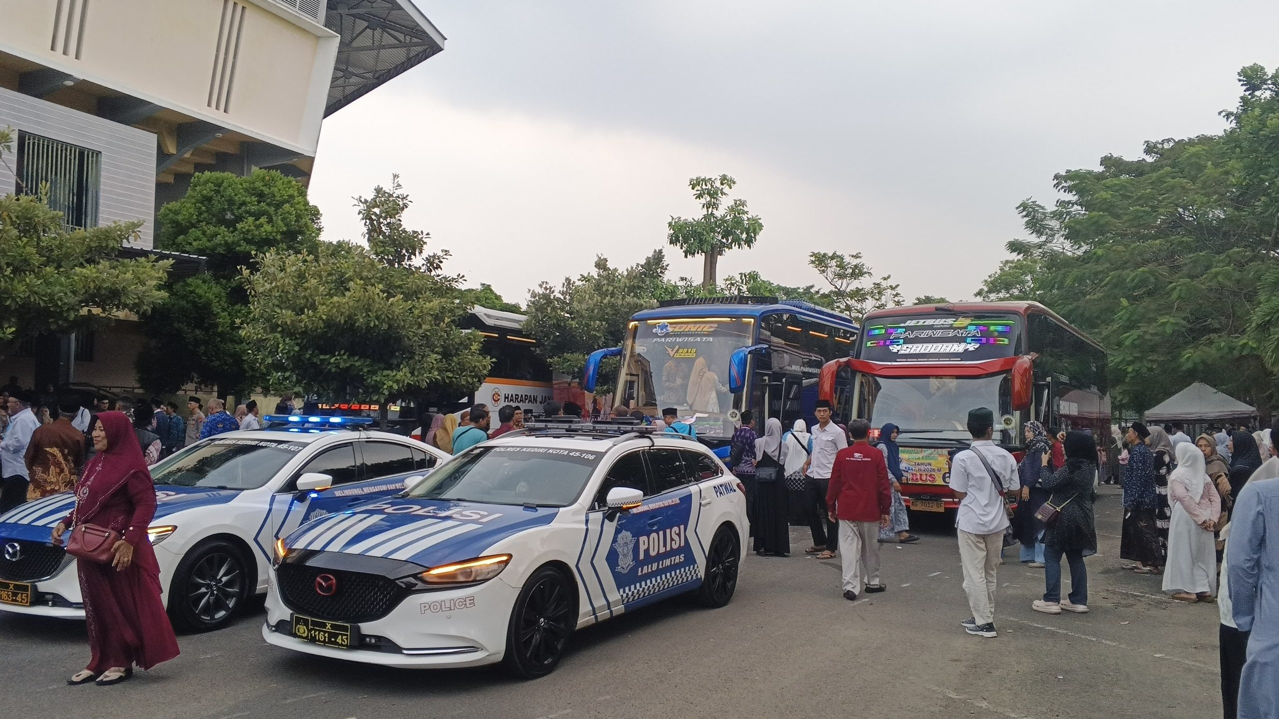 Tangis Haru Iringi Pemberangkatan 281 Jamaah Haji Kota Kediri dari GOR Joyoboyo