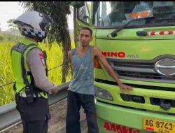 Satlantas Polres Kediri Kota Tertibkan Truk yang Parkir Liar  di Jembatan Semampir