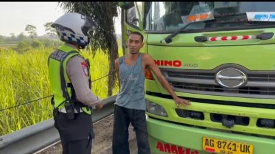 Satlantas Polres Kediri Kota Tertibkan Parkir Liar Truk di Jembatan Semampir