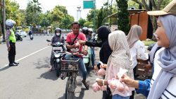 Kecewa Harga Telur Anjlok dan Tolak Investor Asing, Peternak di Tulungagung Bagikan 5.000 Butir Telur Gratis