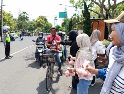 Kecewa Harga Telur Anjlok dan Tolak Investor Asing, Peternak di Tulungagung Bagikan 5.000 Butir Telur Gratis