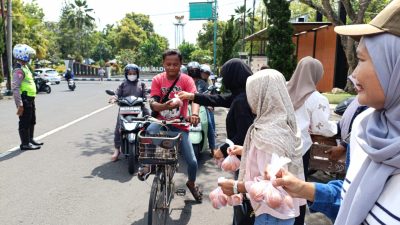 Kecewa Harga Telur Anjlok dan Tolak Investor Asing, Peternak di Tulungagung Bagikan 5.000 Butir Telur Gratis