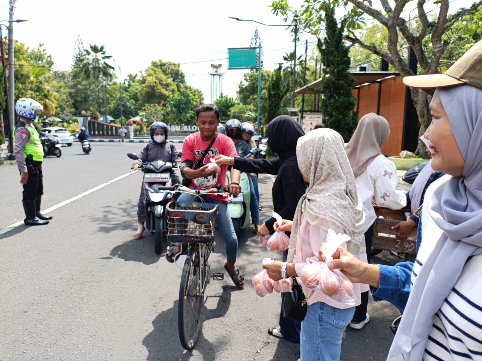 Kecewa Harga Telur Anjlok dan Tolak Investor Asing, Peternak di Tulungagung Bagikan 5.000 Butir Telur Gratis
