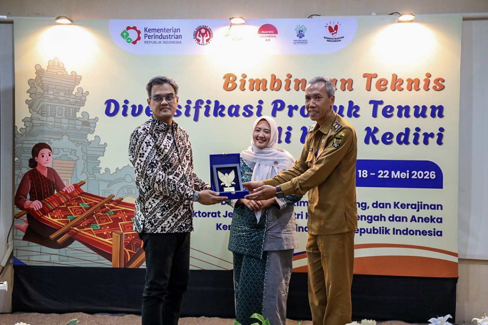 Tenun Ikat Kota Kediri Siap Tembus Pasar Modern Lewat Diversifikasi Produk Fashion