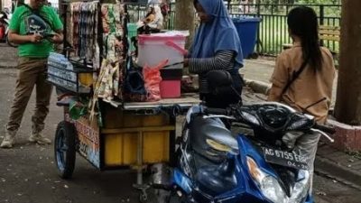 Pedagang Minuman Keluhkan Kenaikan Harga Gelas Plastik