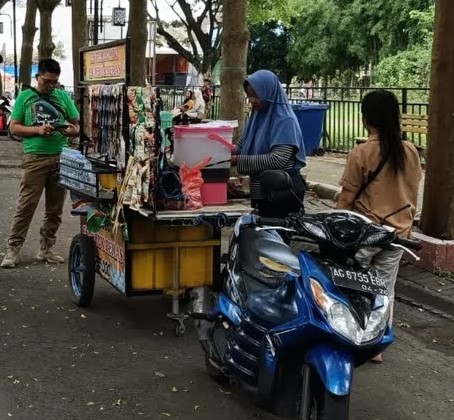 Pedagang Minuman Keluhkan Kenaikan Harga Gelas Plastik