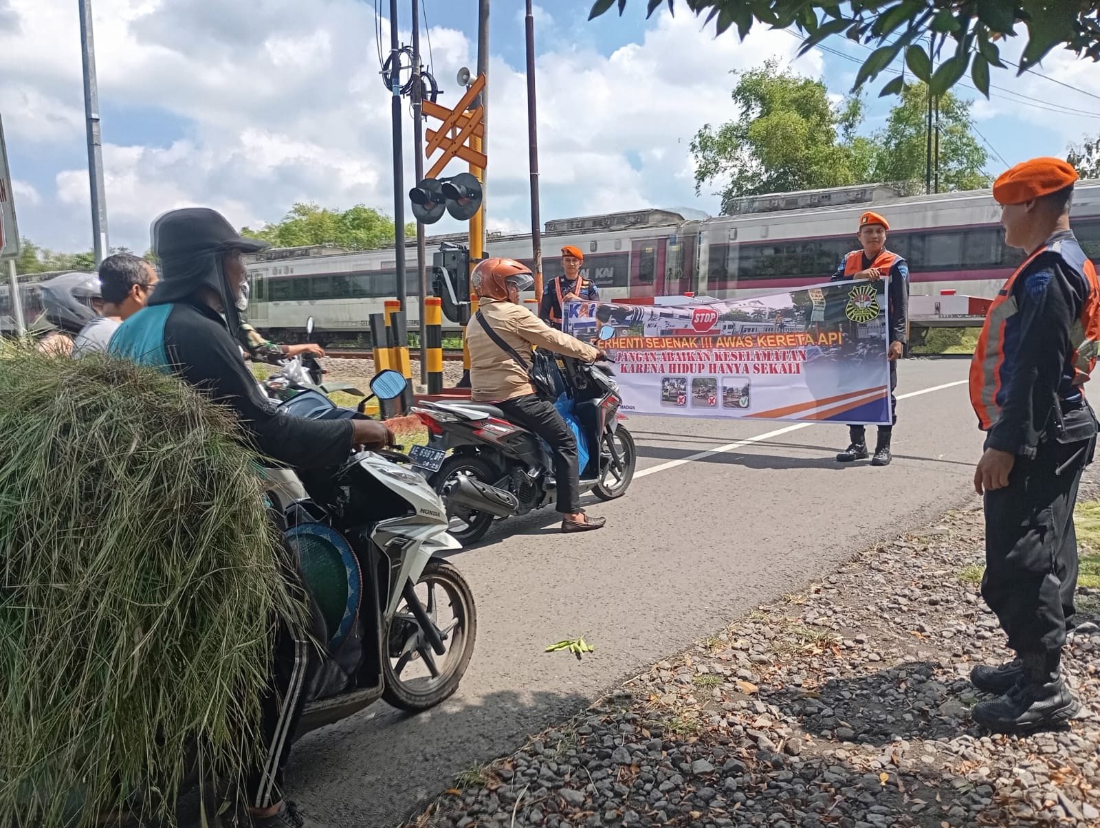 Empat Bulan Terjadi 20 Insiden, KAI Minta Warga Tidak Membuka Perlintasan yang Ditutup