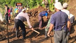 Polsek Wlingi Bersama Warga Gotong Royong Bersihkan Material Longsor di Ngadirenggo