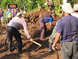 Polsek Wlingi Bersama Warga Gotong Royong Bersihkan Material Longsor di Ngadirenggo