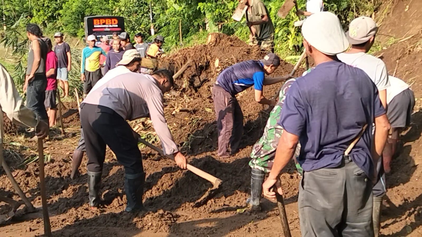 Polsek Wlingi Bersama Warga Gotong Royong Bersihkan Material Longsor di Ngadirenggo