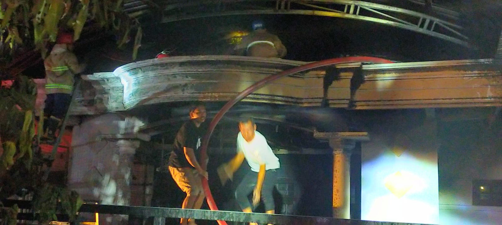 Diduga Korsleting, Gudang Sembako di Sutojayan Terbakar, Dua Orang Alami Luka Bakar