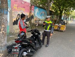 Lawan Arus Terobos Simpang Empat Sate, Pengendara Motor di Nganjuk Ditindak ETLE Handheld