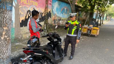 Lawan Arus Terobos Simpang Empat Sate, Pengendara Motor di Nganjuk Ditindak ETLE Handheld