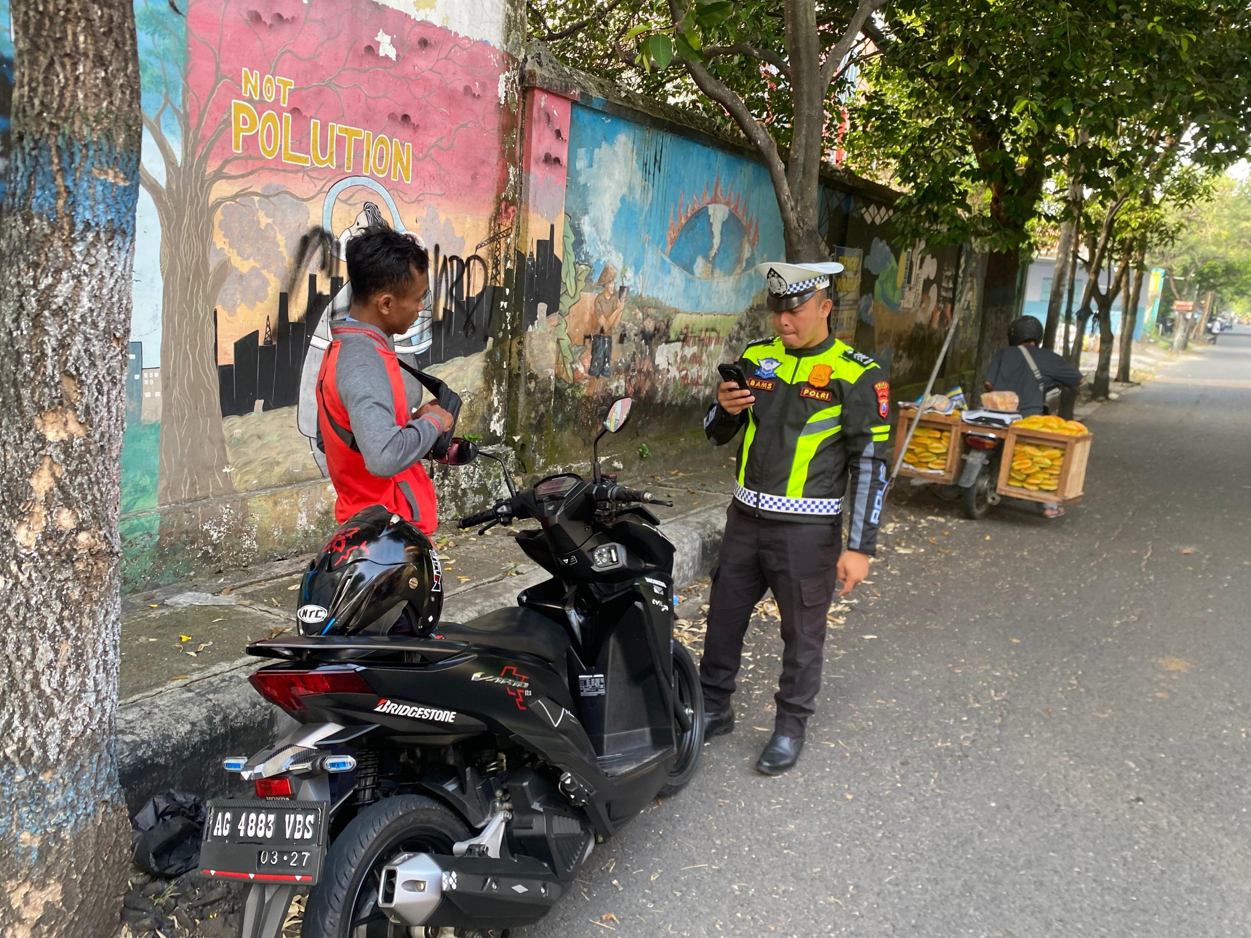 Lawan Arus Terobos Simpang Empat Sate, Pengendara Motor di Nganjuk Ditindak ETLE Handheld
