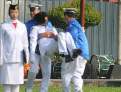 Petugas Pengibar Bendera di Harkitnas Semaput, Satpol PP Gercep Beri Pertolongan
