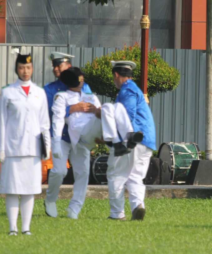 Petugas Pengibar Bendera di Harkitnas Semaput, Satpol PP Gercep Beri Pertolongan