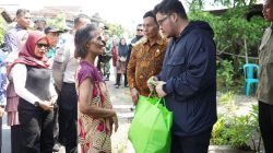 Social Riding Bersama Forkopimda, Mas Dhito Sambangi Penjual Bunga Tabur di Ngadiluwih